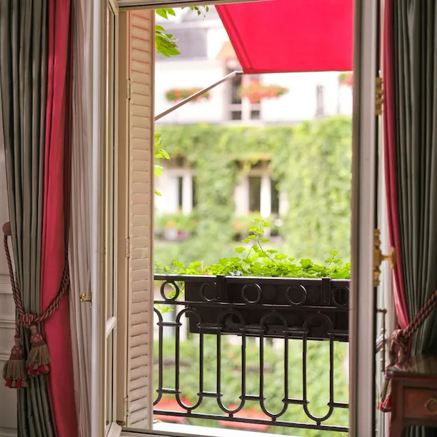Esta é a janela da Junior Suite #532 no Plaza Athénée.