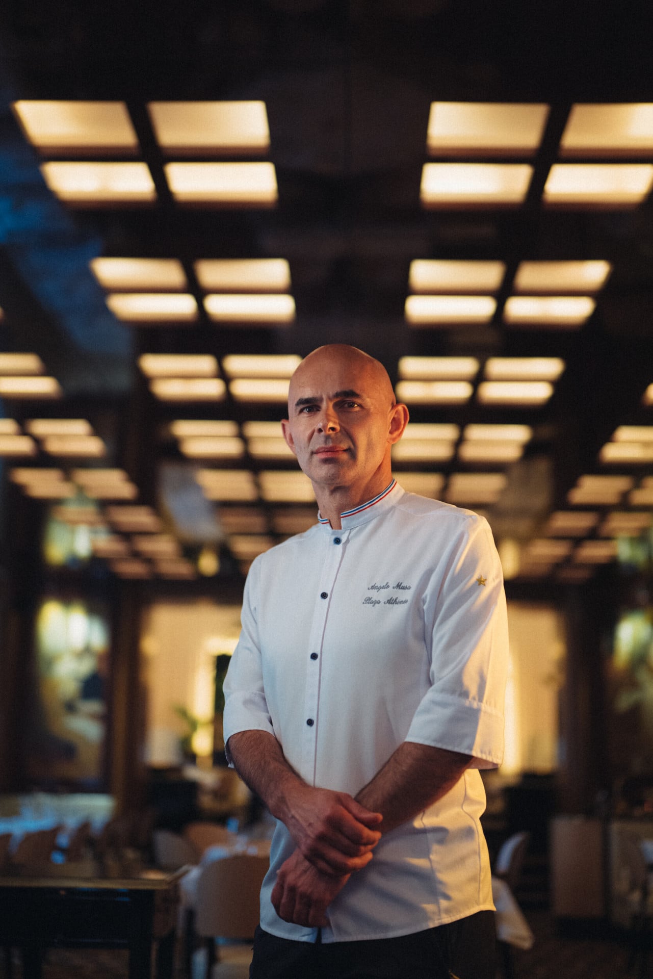 Retrato do chef de pastelaria Angelo Musa no Relais Plaza, no hotel Plaza Athénée, em Paris