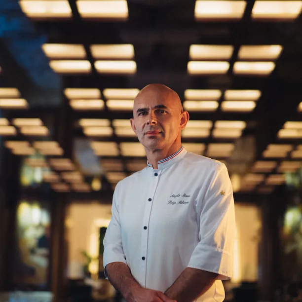 Retrato do chef de pastelaria Angelo Musa no Relais Plaza, no hotel Plaza Athénée, em Paris