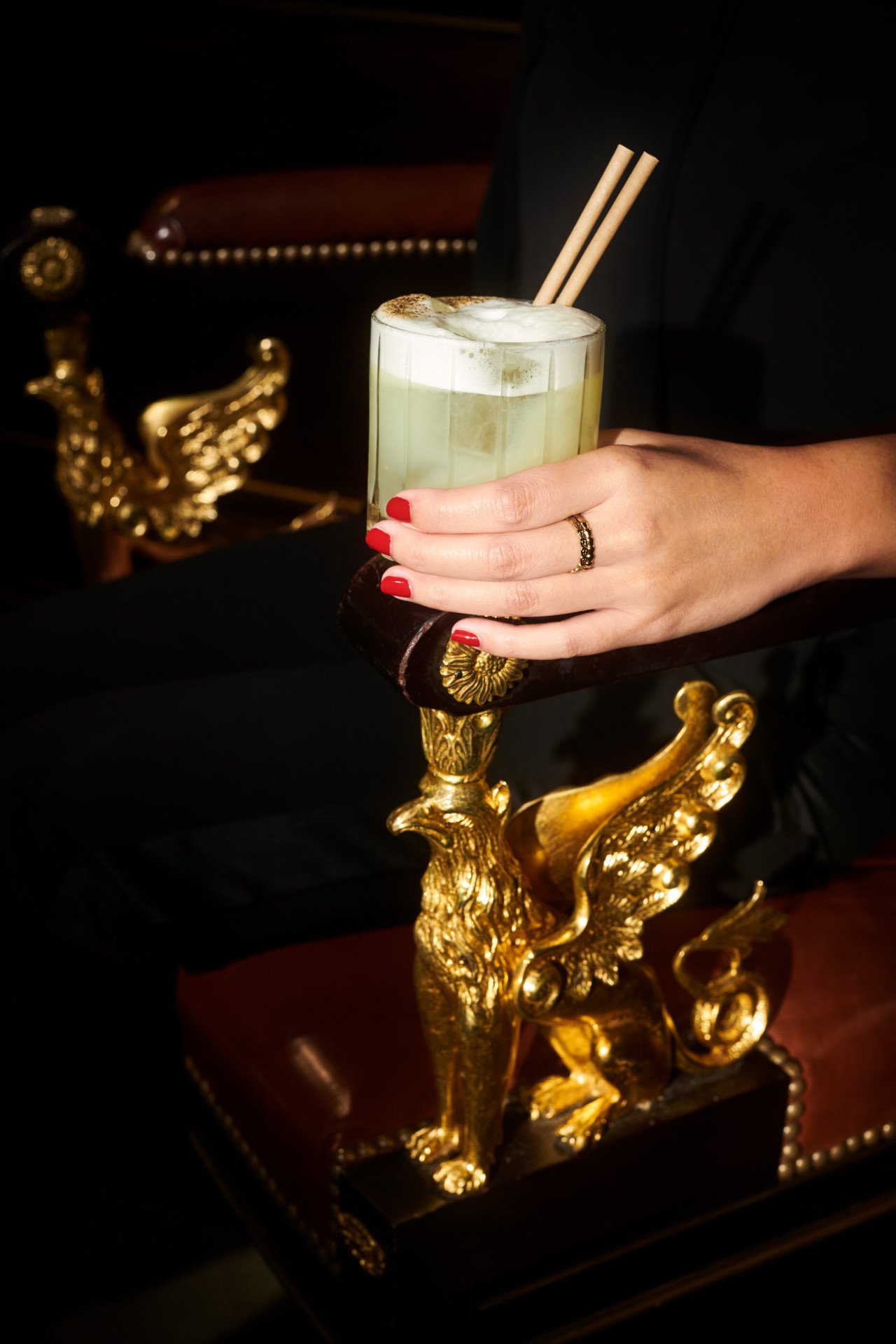 Vista frontal de um cocktail Salvador no Bar 228 du Meurice, Paris - Dorchester Collection