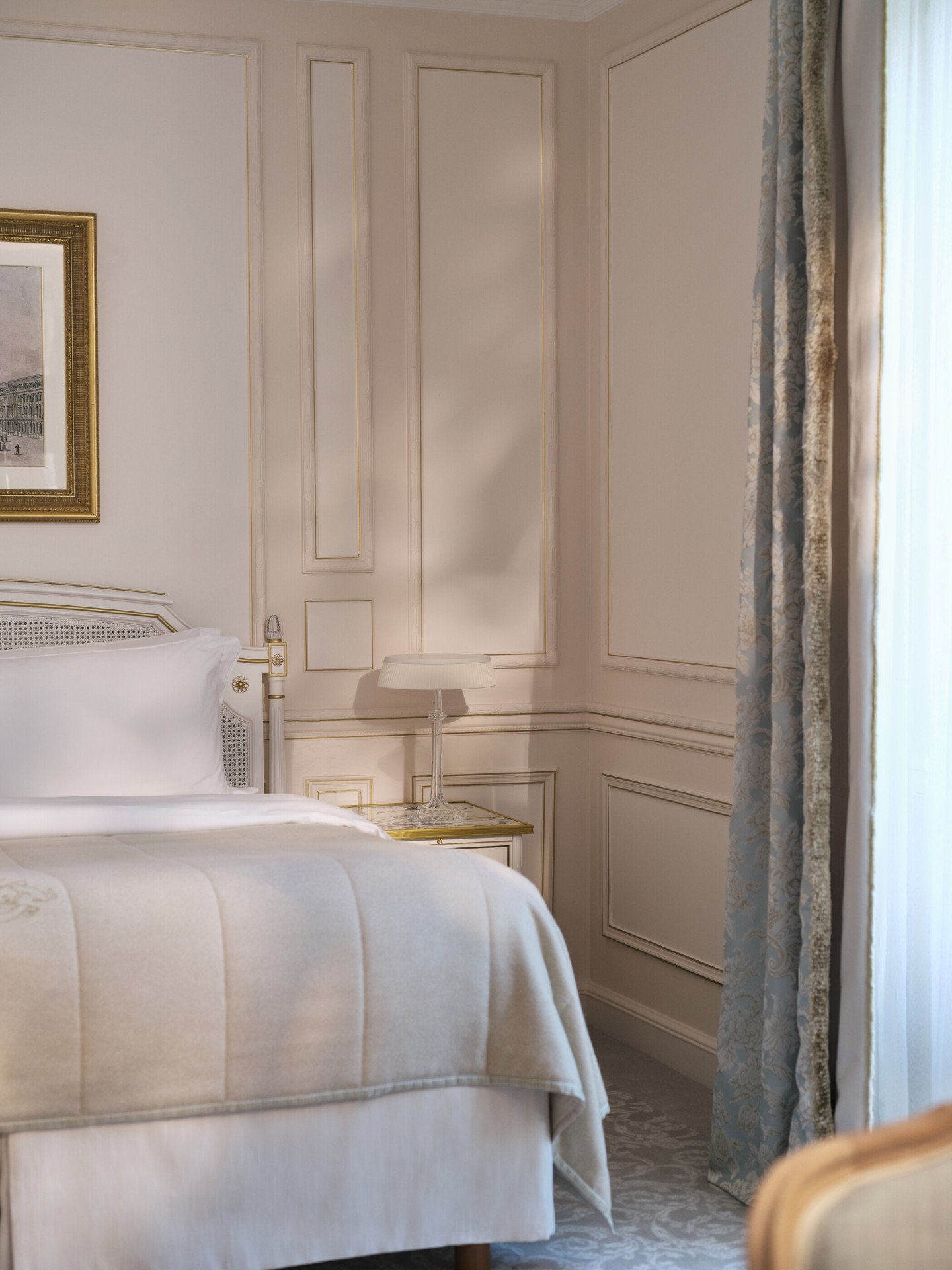 Vue du côté gauche du lit éclairé par la fenêtre, au Meurice, Paris