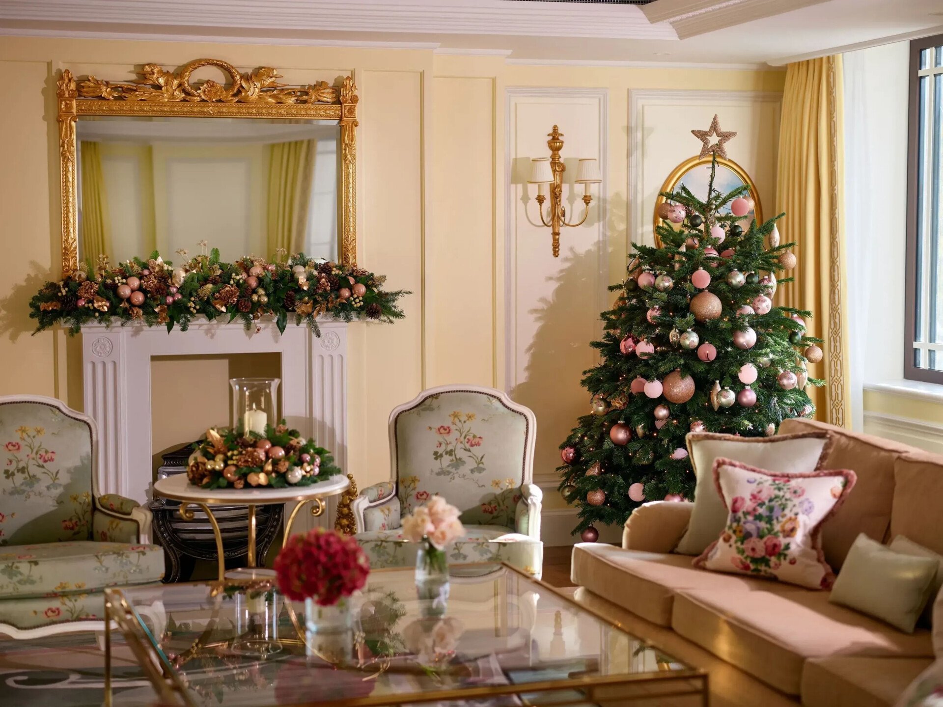 Images showing a Prestige Dorchester Suite decorated for Christmas 