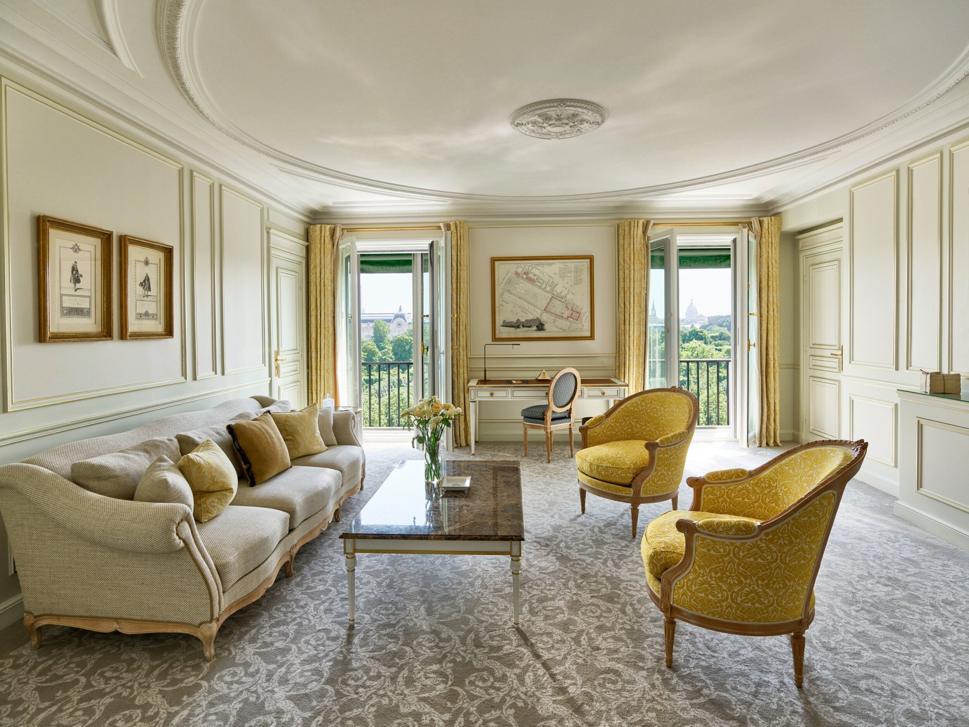 Vue panoramique du salon d’une suite de prestige au Meurice, Paris.