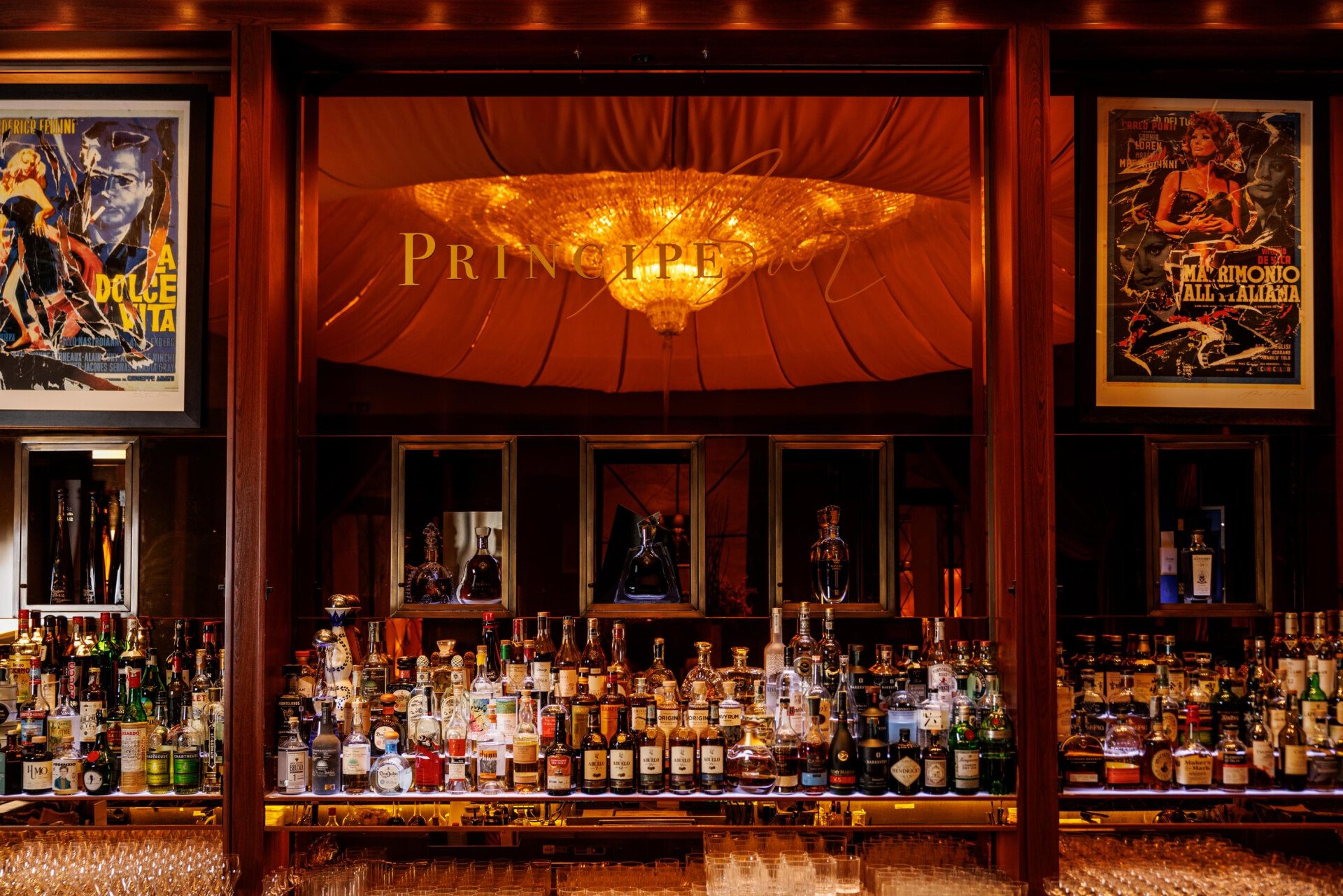 Bancone del Principe Bar con l'iconica scritta e diverse bottiglie