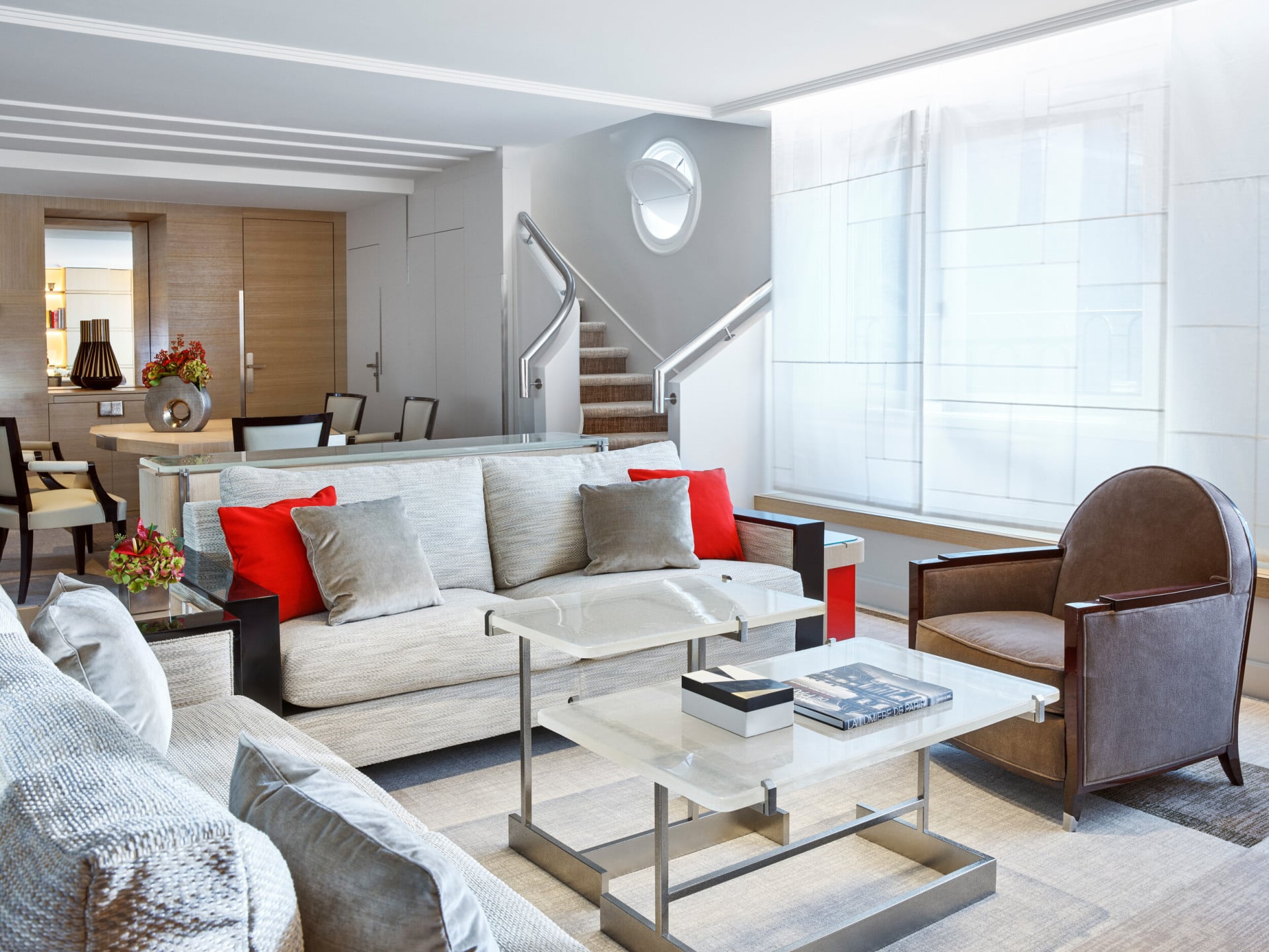 Salon de la suite duplex avec terrasse à l'hotel Plaza Athenée