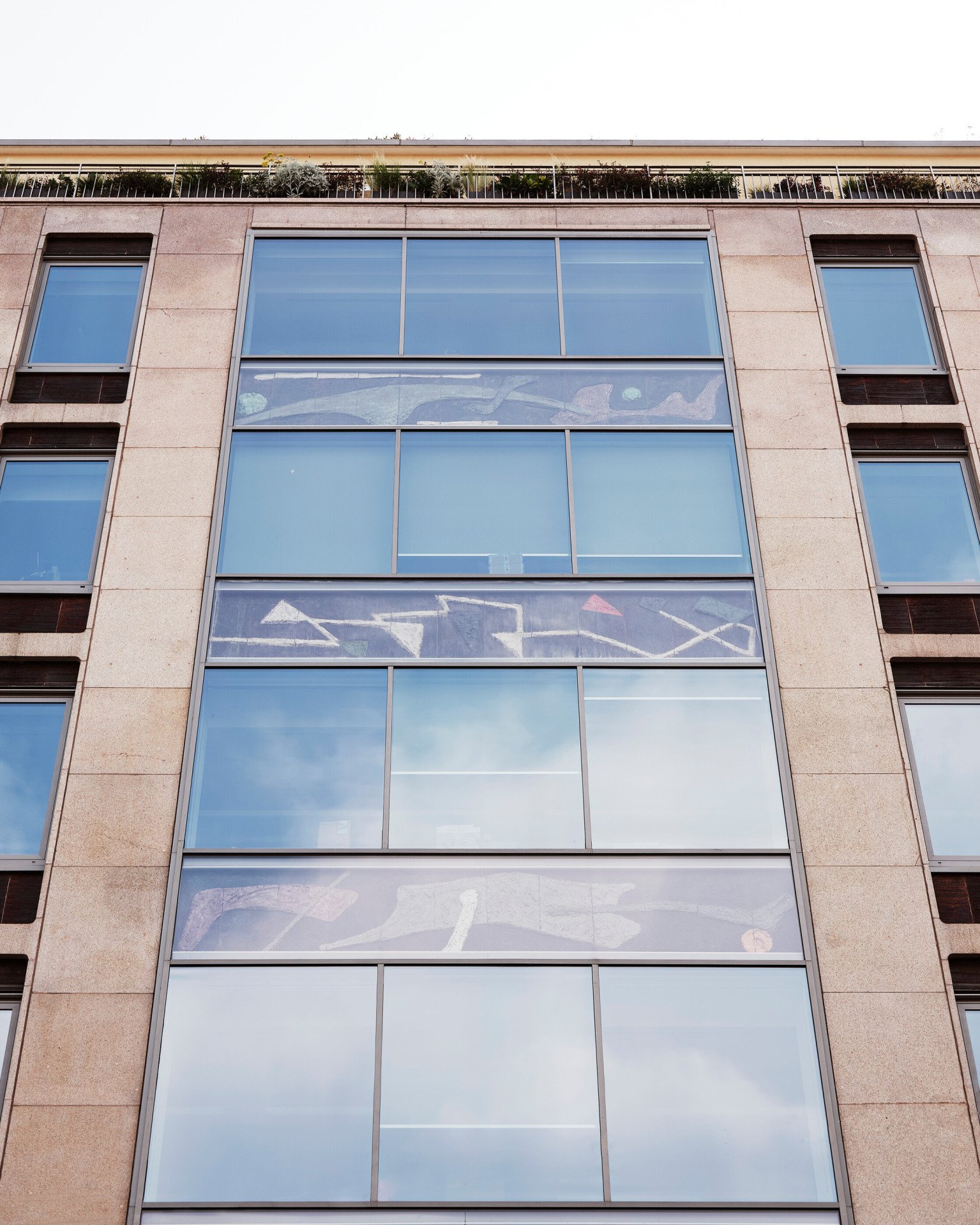 Vista frontale di un edificio in via Senato 11, a Milano