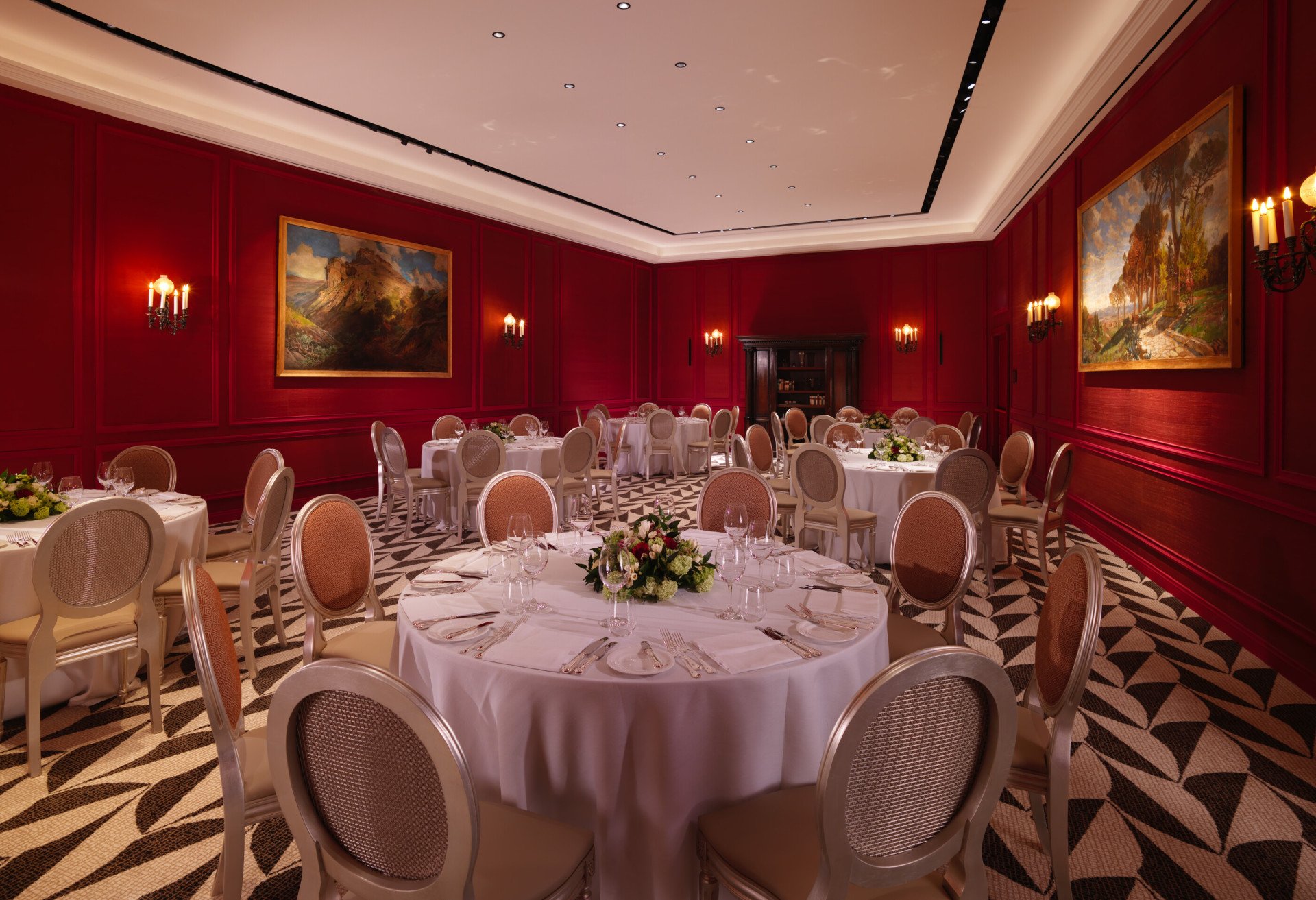 Sala Borghese a Hotel Eden allestita per un banchetto con 5 tavoli rotondi