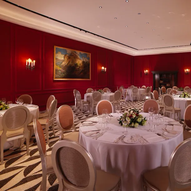 Sala Borghese a Hotel Eden allestita per un banchetto con 5 tavoli rotondi