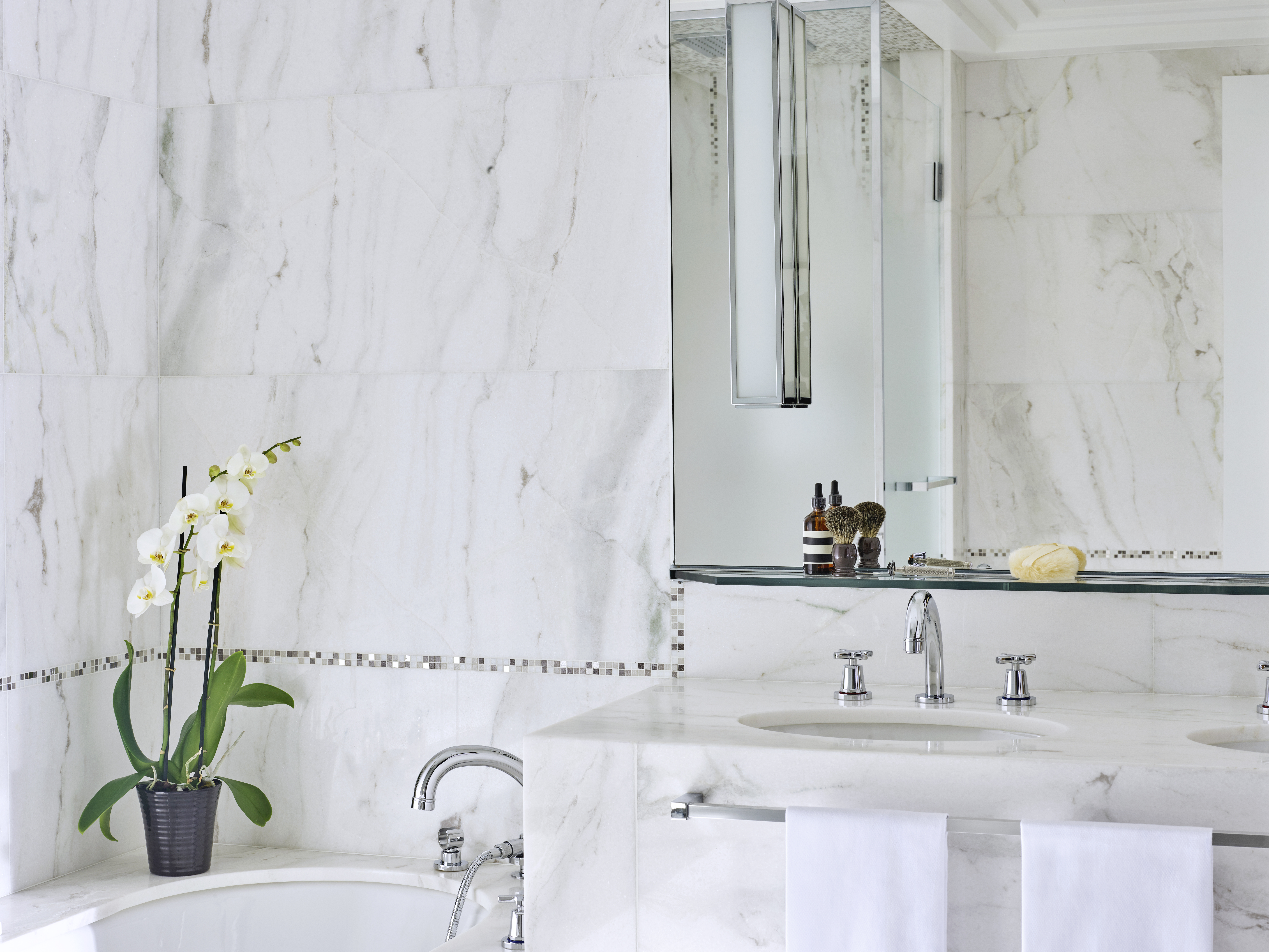 Bathroom of a Deluxe Junior Suite at Hotel Plaza Athénée