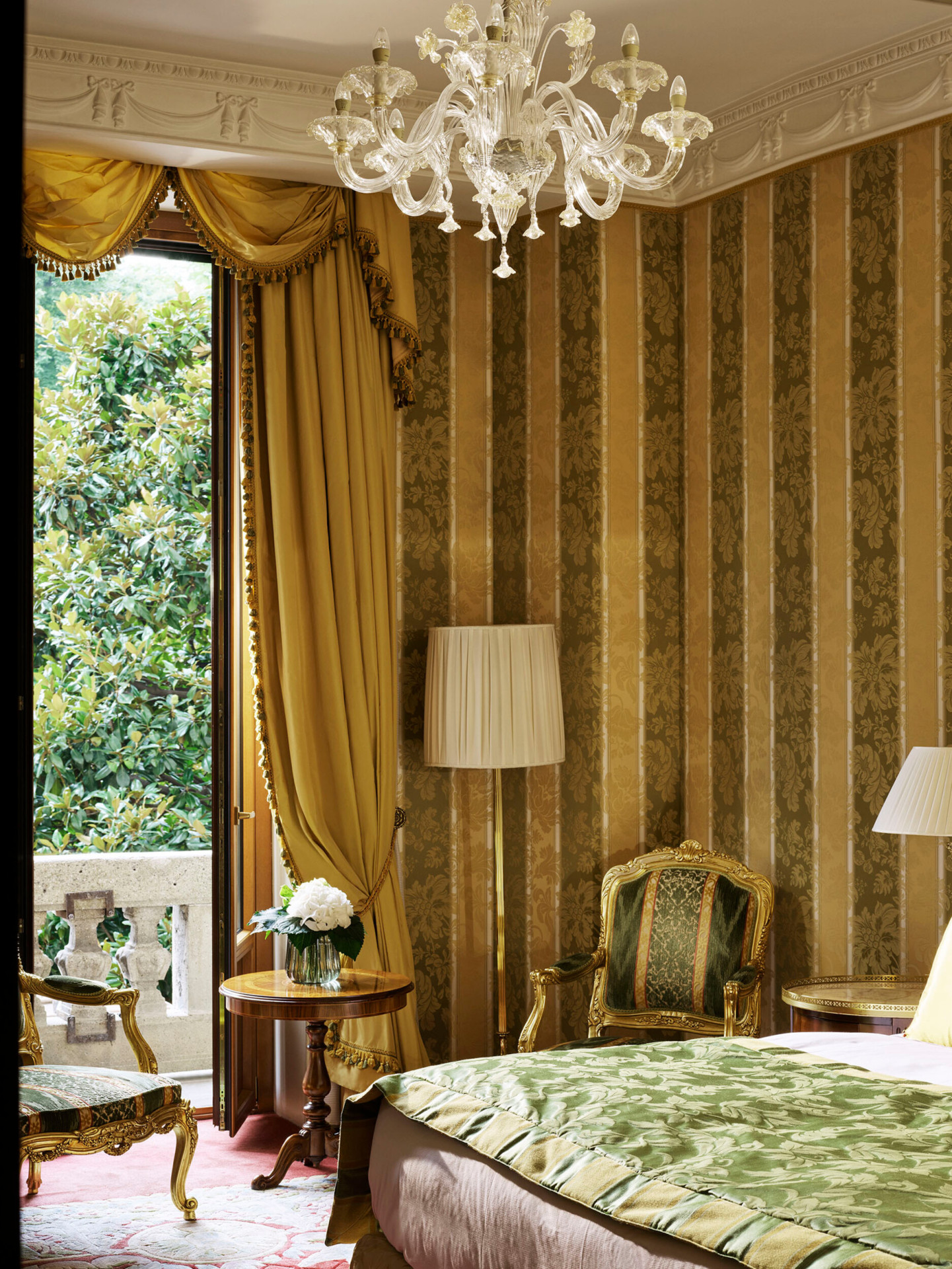 Camera da letto della Royal Suite caratterizzata dalla carta da parati gialla e verde abbinata alle decorazioni del letto