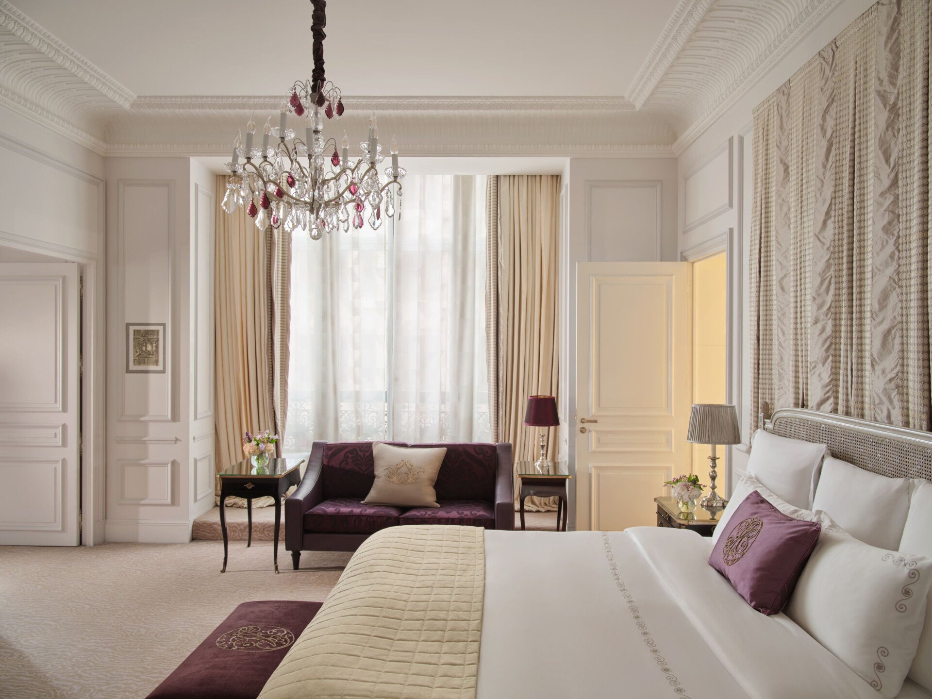 Este é o quarto e a sala de estar da Suite Eiffel #261 no Plaza Athénée.