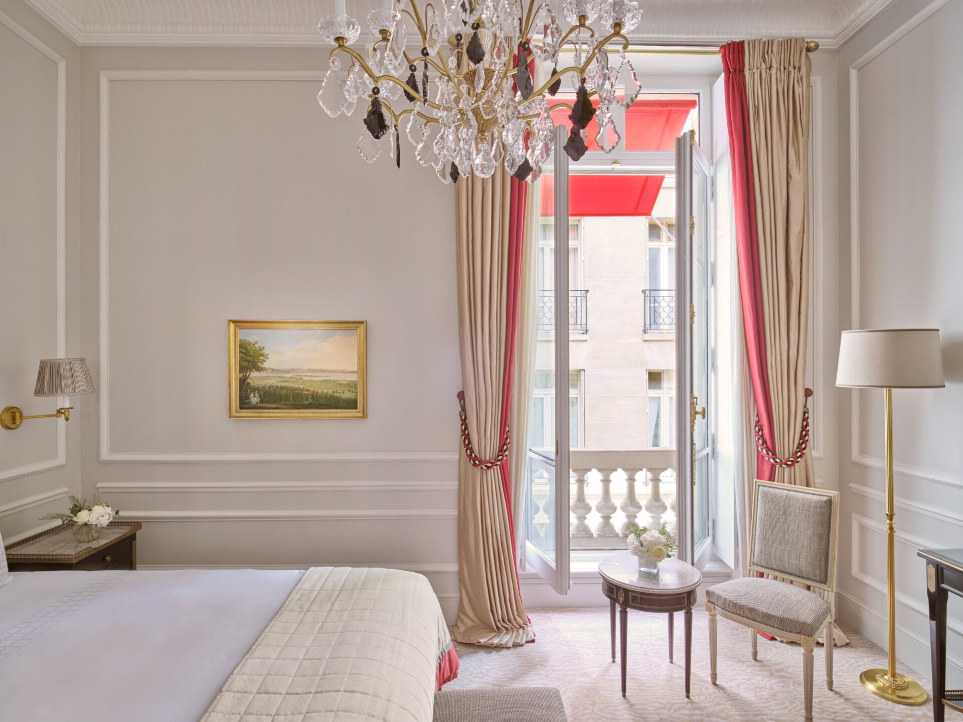 Esta é a janela do quarto da suite superior #218 do Plaza Athénée.