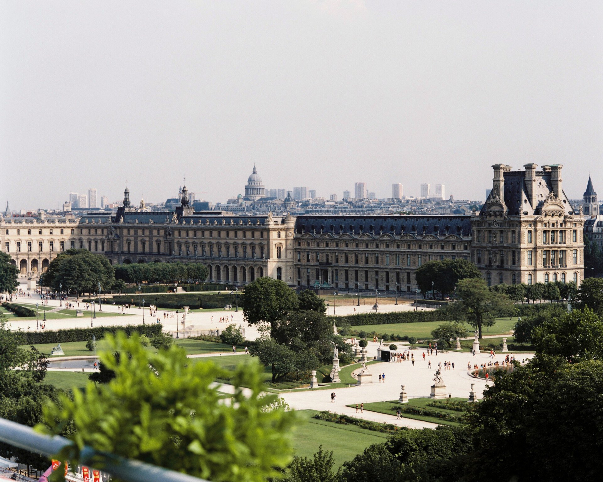 Vue supérieure du jardin des Tuileries en journée depuis la terrasse du Meurice, Paris.