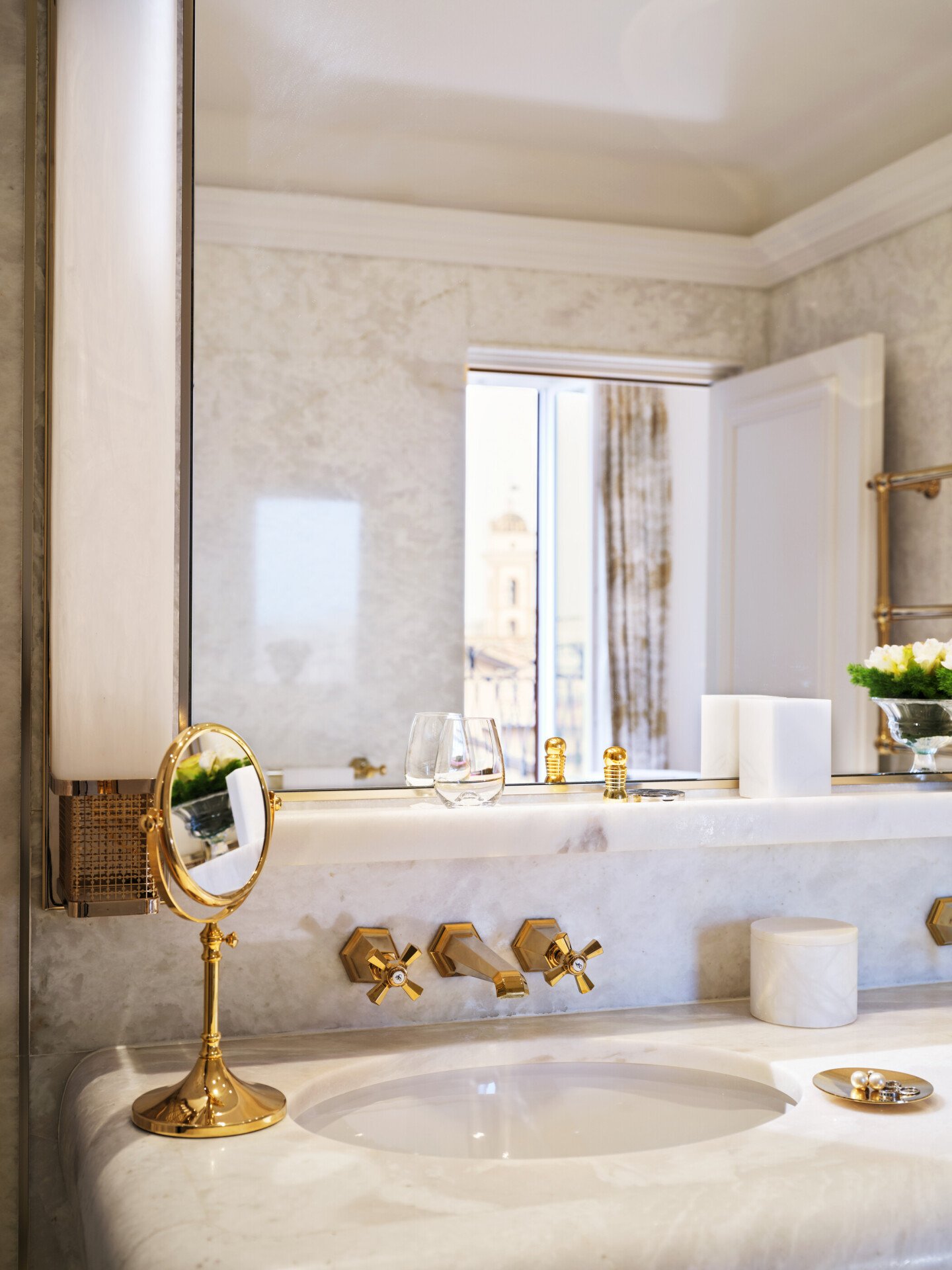 Dettaglio del lavandino in marmo in un bagno di Hotel Eden Roma