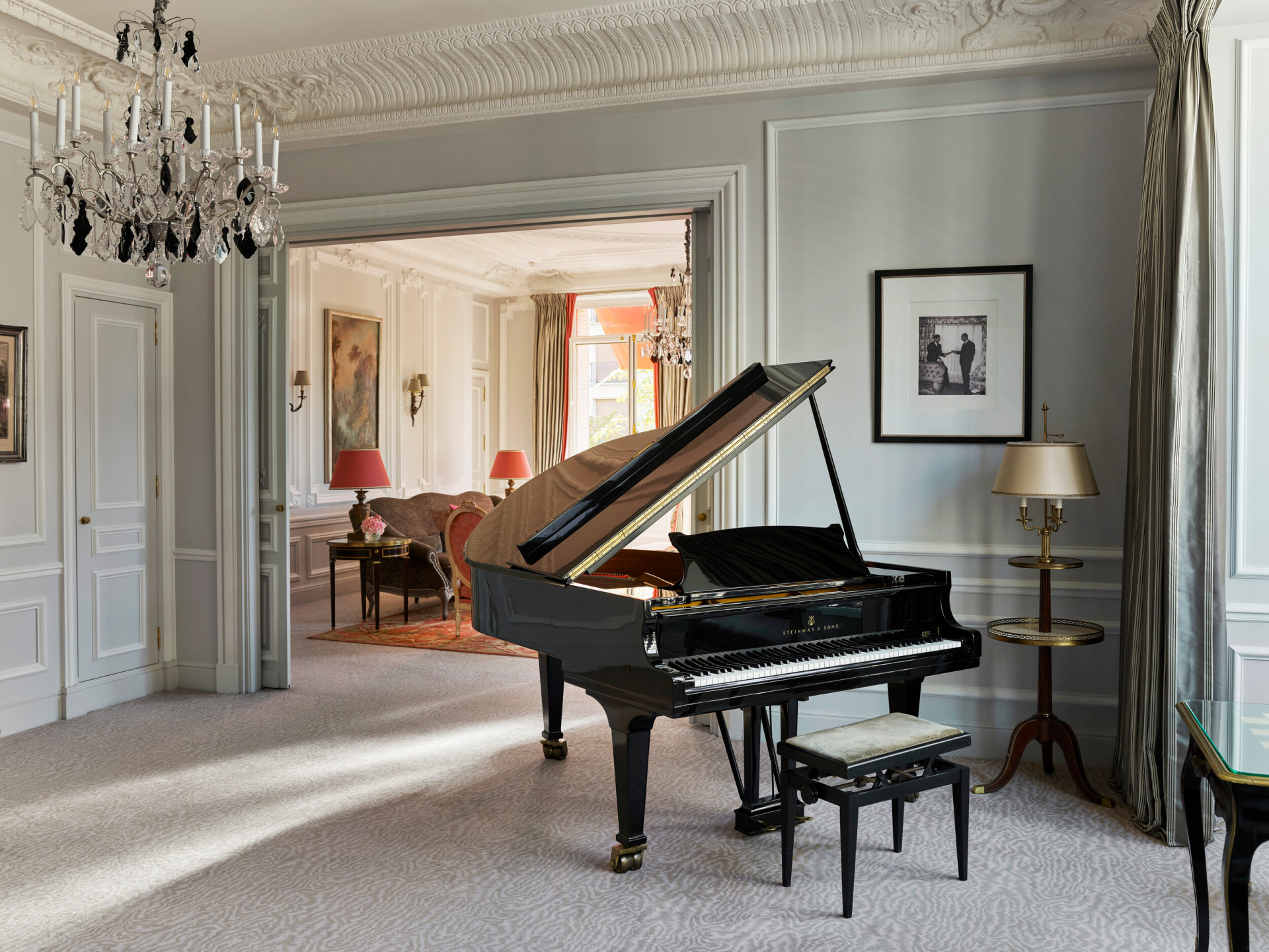 O piano na Suíte Eiffel HauteCouture do Hôtel Plaza Athénée