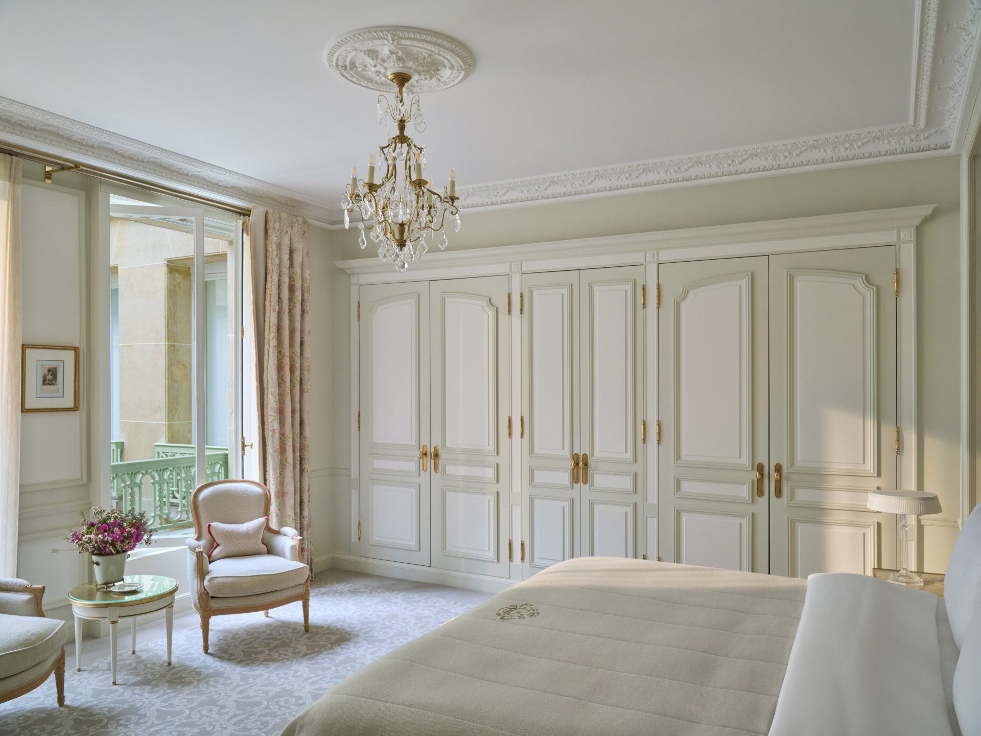 Vue de gauche d’une chambre exécutive avec le lit devant les chaises et les fenêtres, au Meurice, Paris