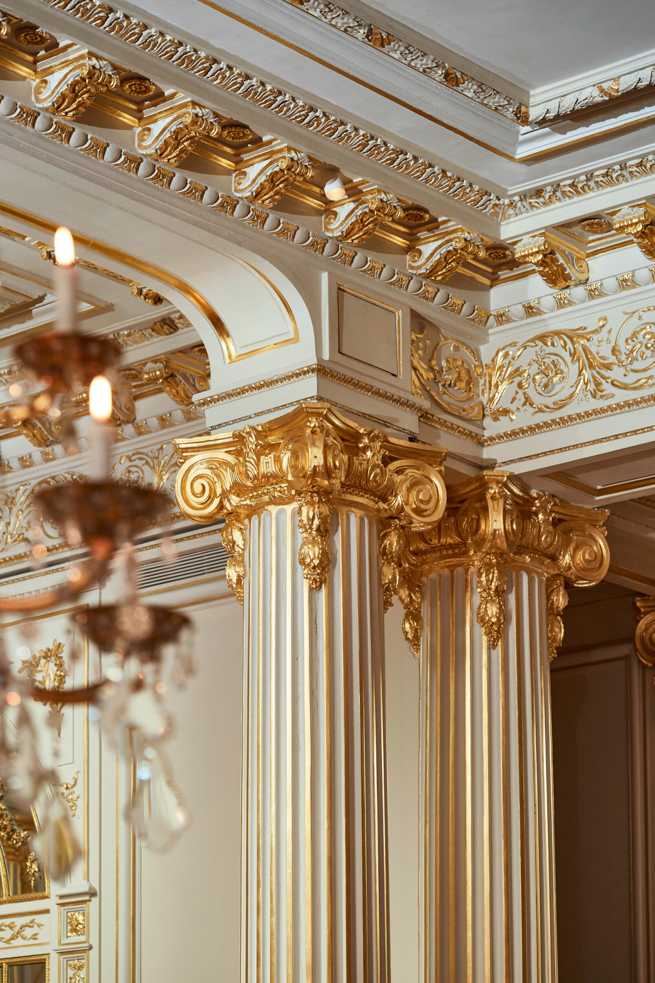 Colonnes dorées de la salle à manger Jean Imbert au Plaza Athénée, Hôtel Plaza Athénée, Paris