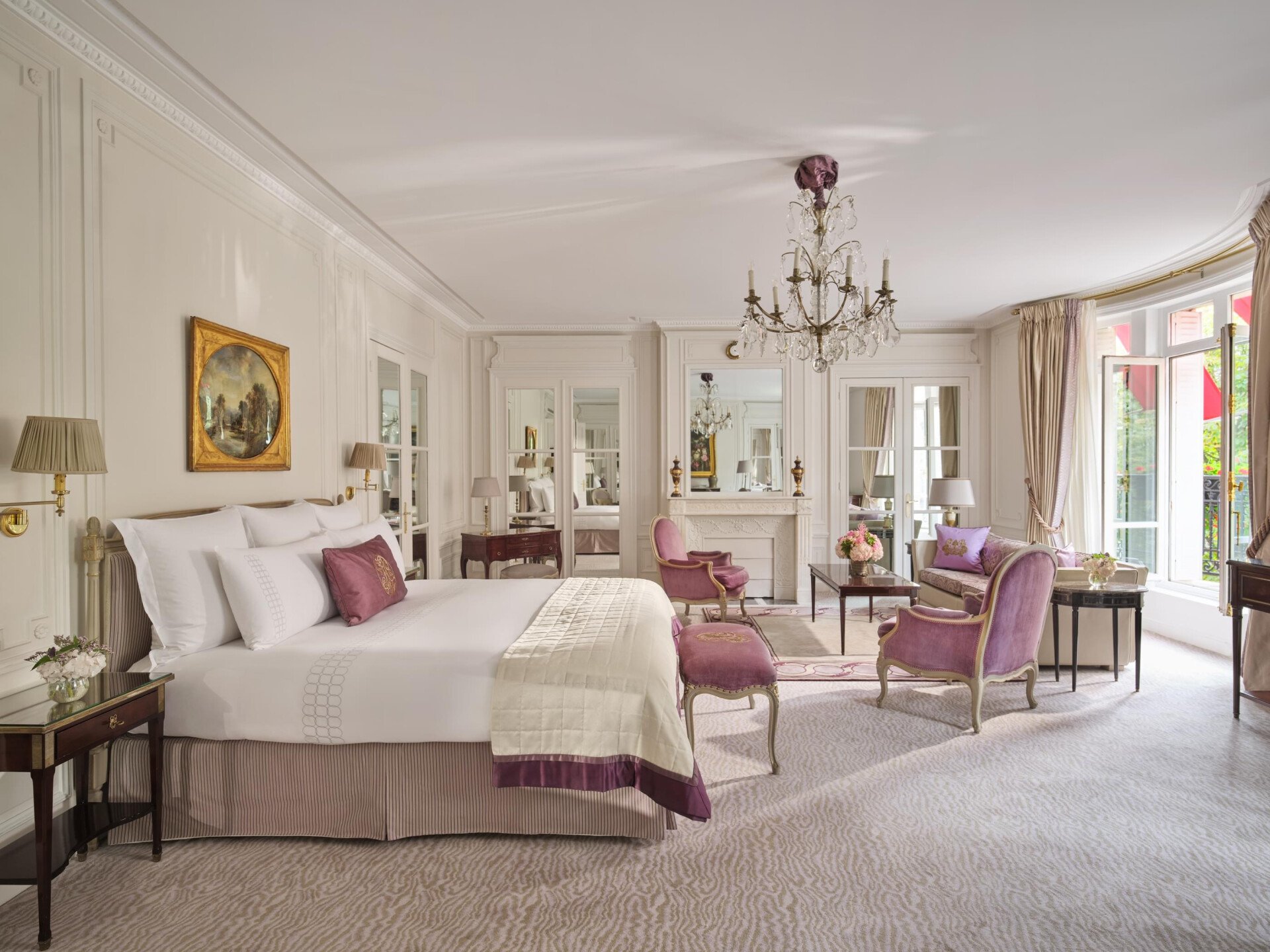 Il s’agit de la chambre et du salon de la Suite Junior Prestige #212 au Plaza Athénée.