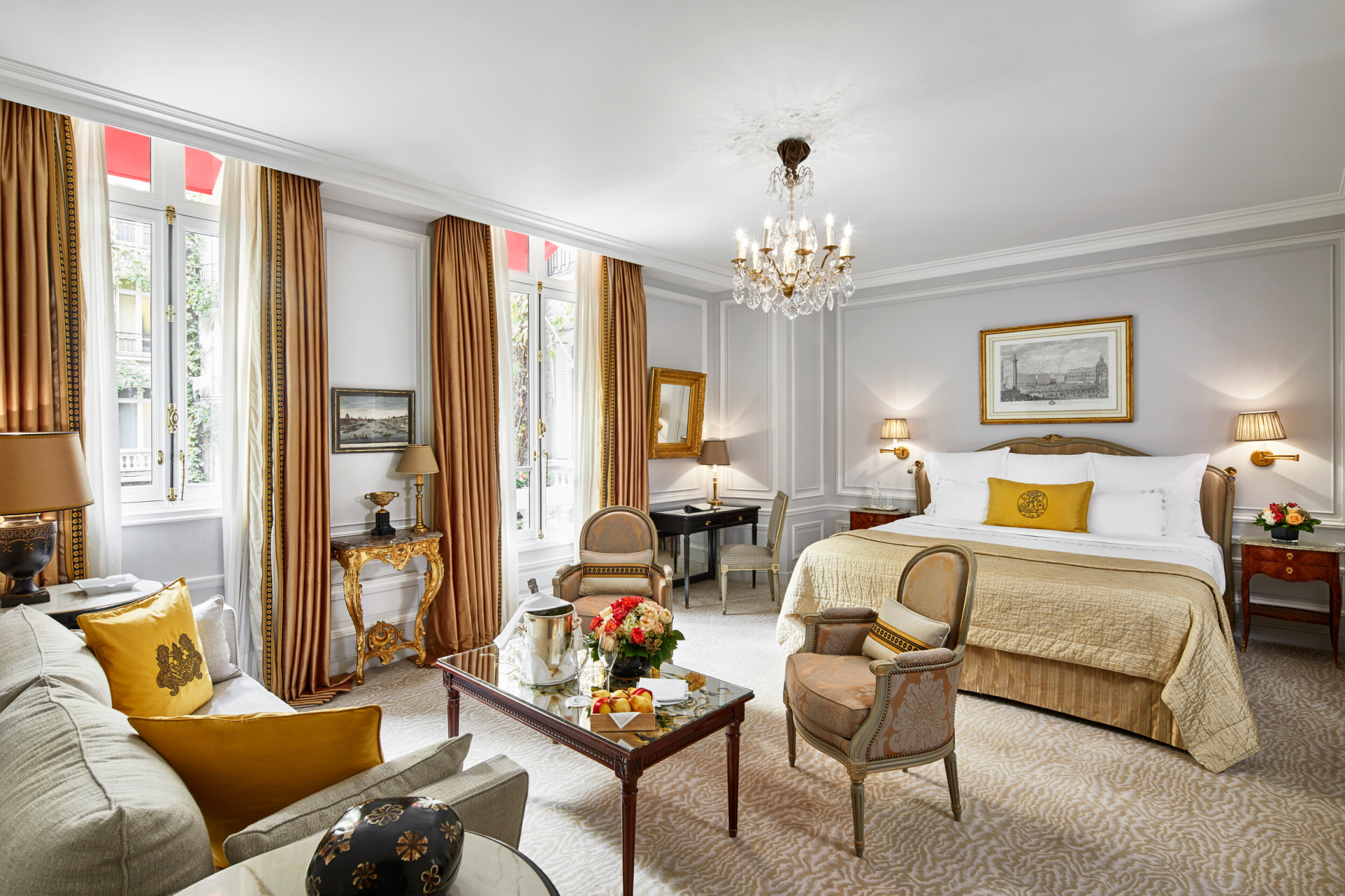 Vue d'ensemble de la suite junior à l'hotel plaza athenee