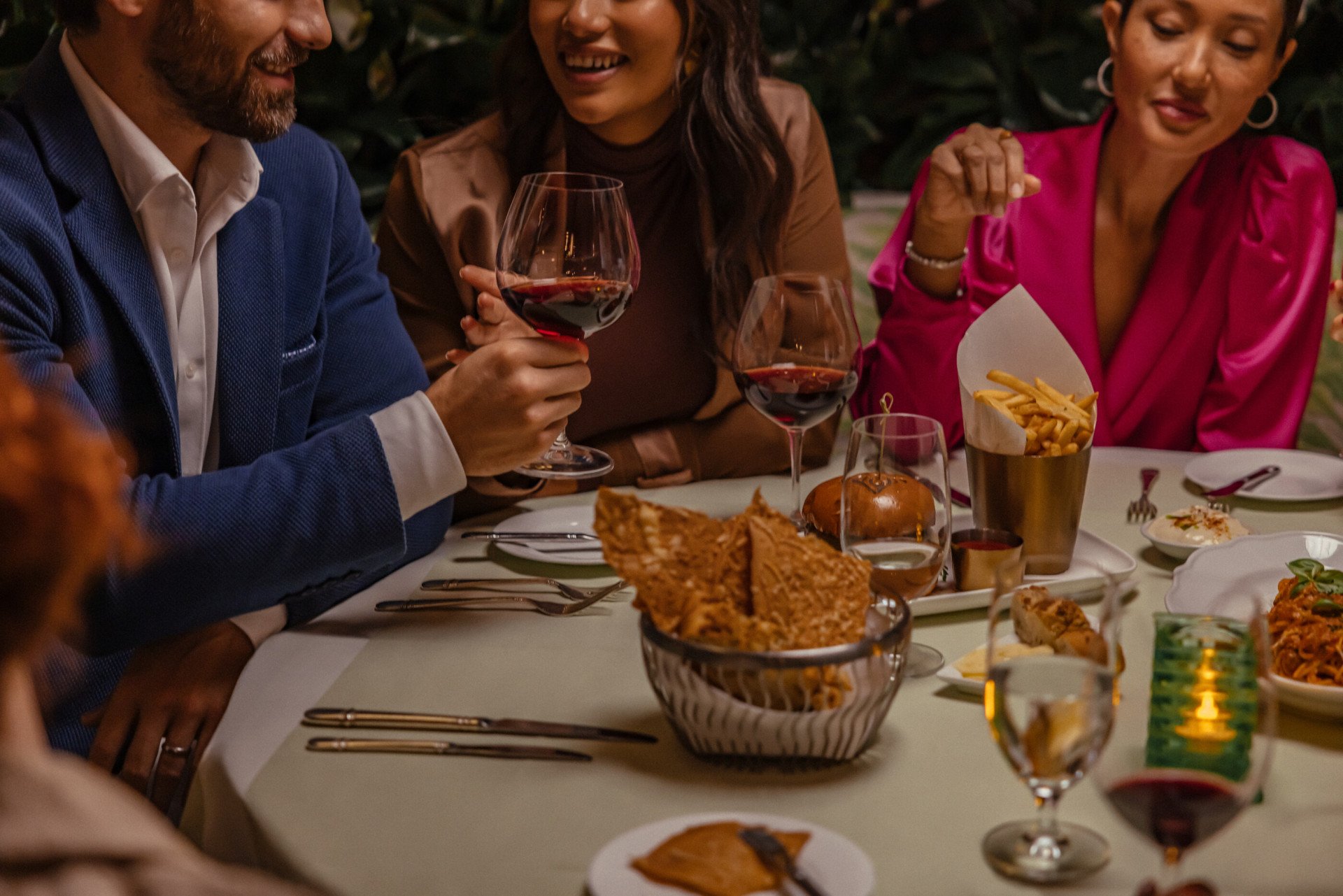 Dining in the Polo Lounge, The Beverly Hills Hotel, Beverly Hills 