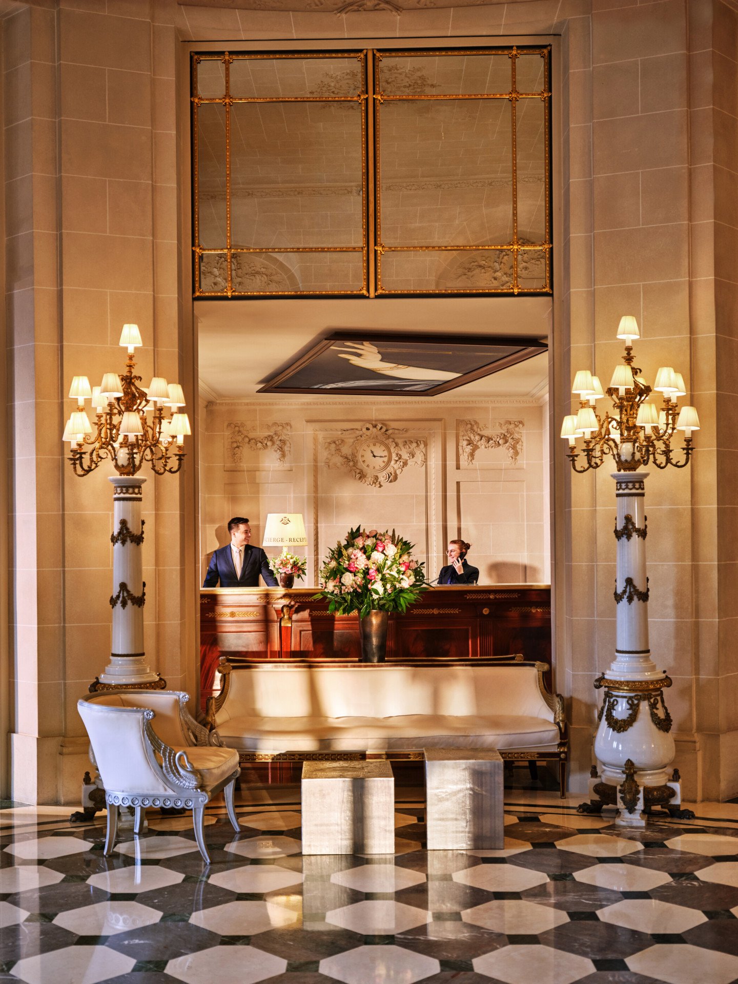 Vue de l'entrée principale de la réception avec des personnes travaillant dans le hall d'entrée du Meurice, Paris - Dorchester Collection