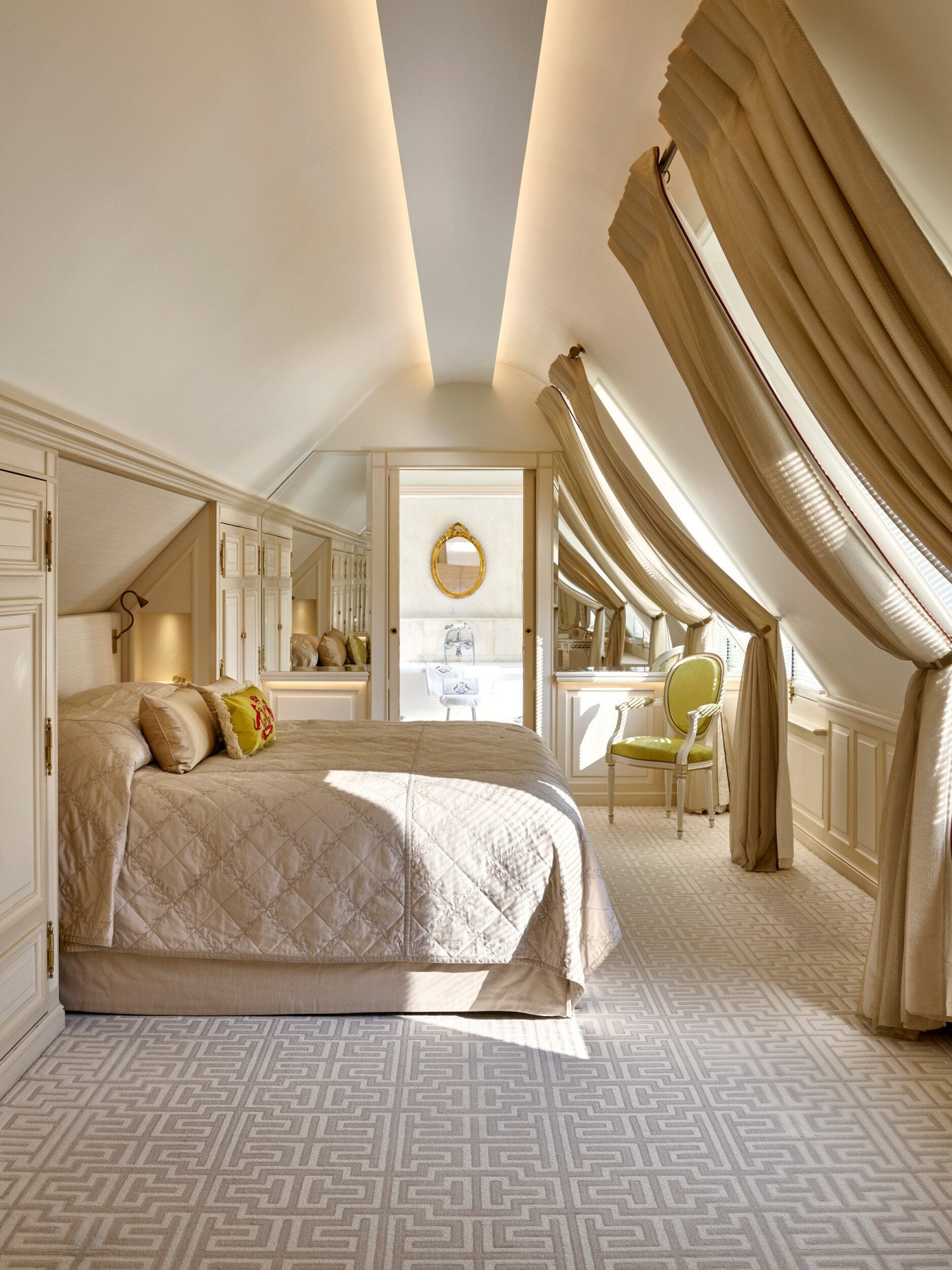 Chambre de la suite Parisienne Le Meurice, Paris.