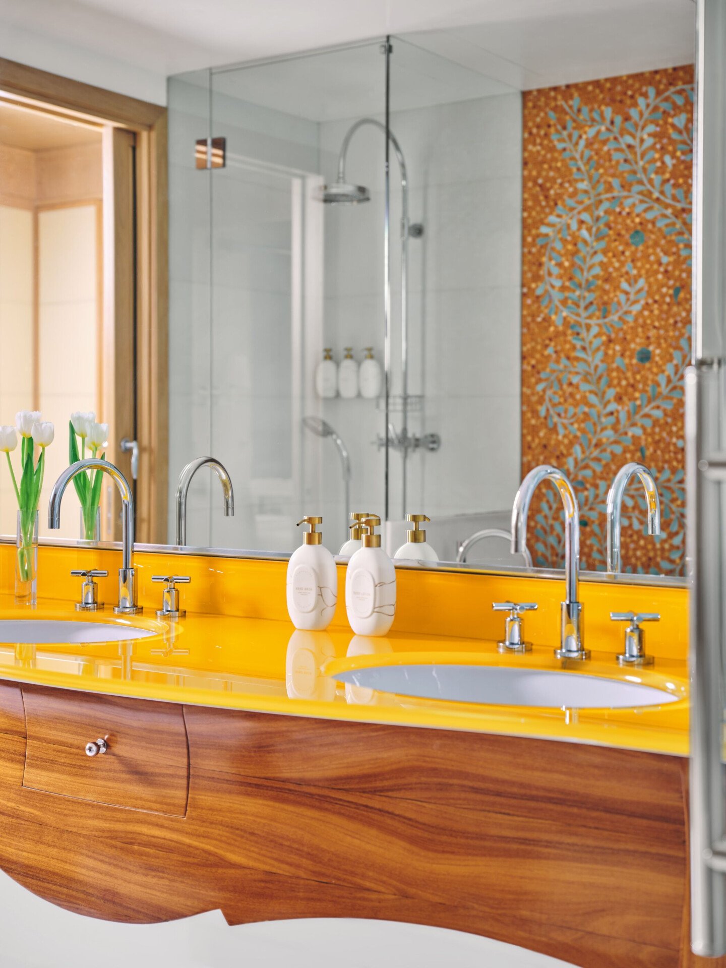 Bagno di una camera mosaic, con marmo giallo e mosaico sulla sfondo
