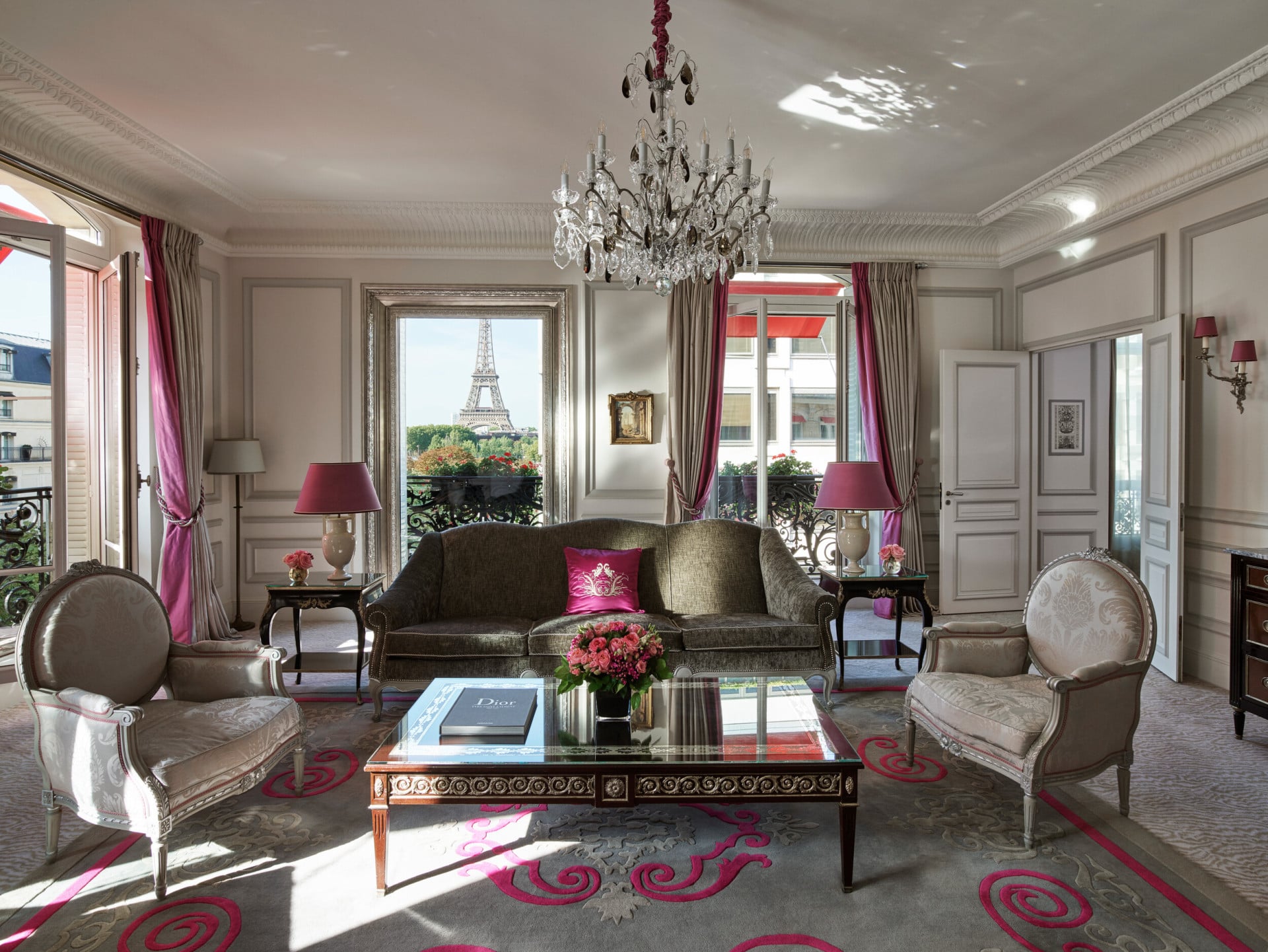 Salon de la Suite Eiffel avec vue sur la Tour Eiffel à l'hotel plaza athenée