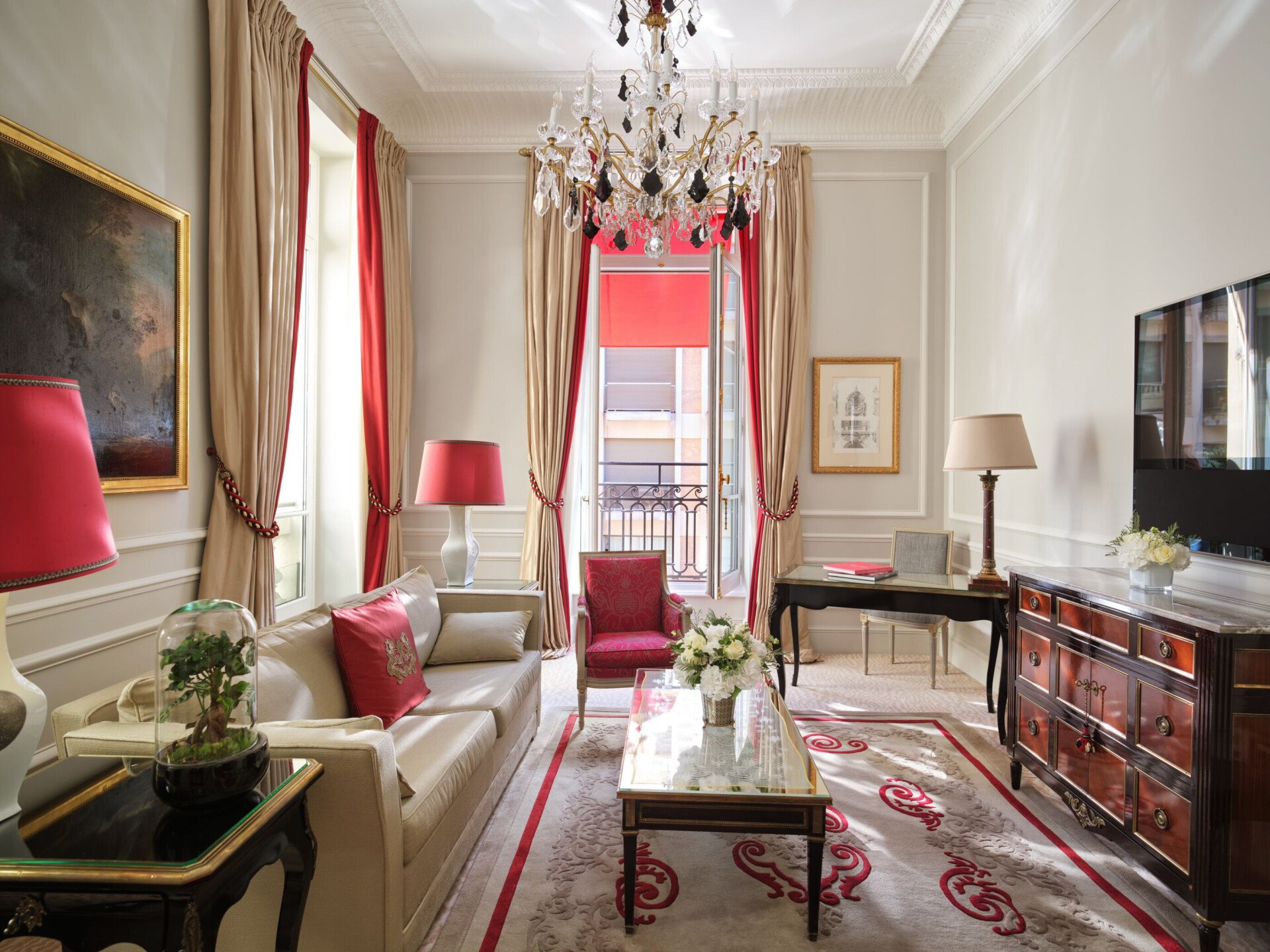 Voici le canapé du salon de la Suite Supérieure #218 au Plaza Athénée.