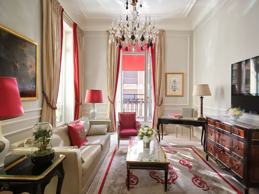 Voici le canapé du salon de la Suite Supérieure #218 au Plaza Athénée.