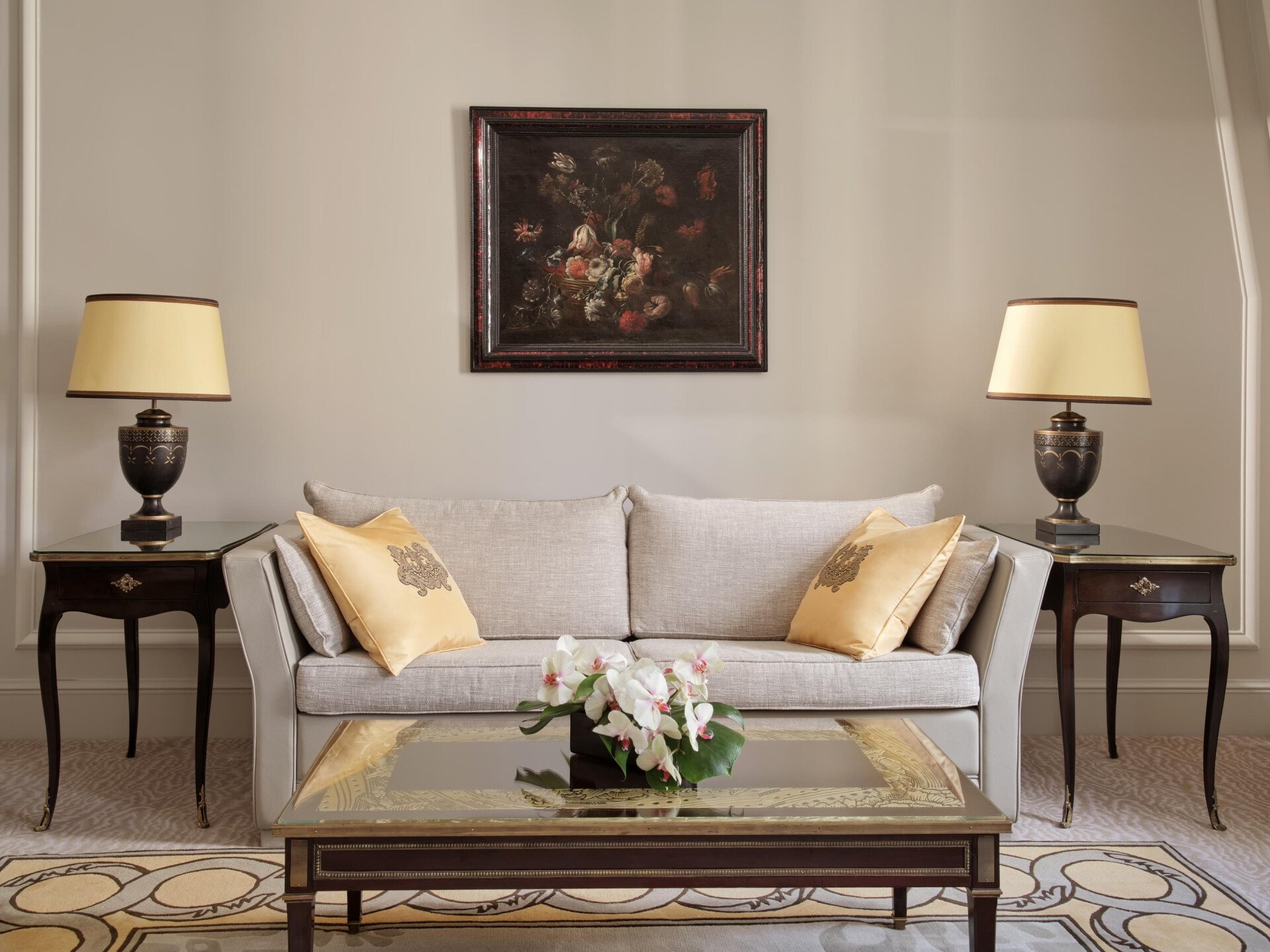 Este é o sofá da suíte de luxo no318 no Plaza Athenee. 