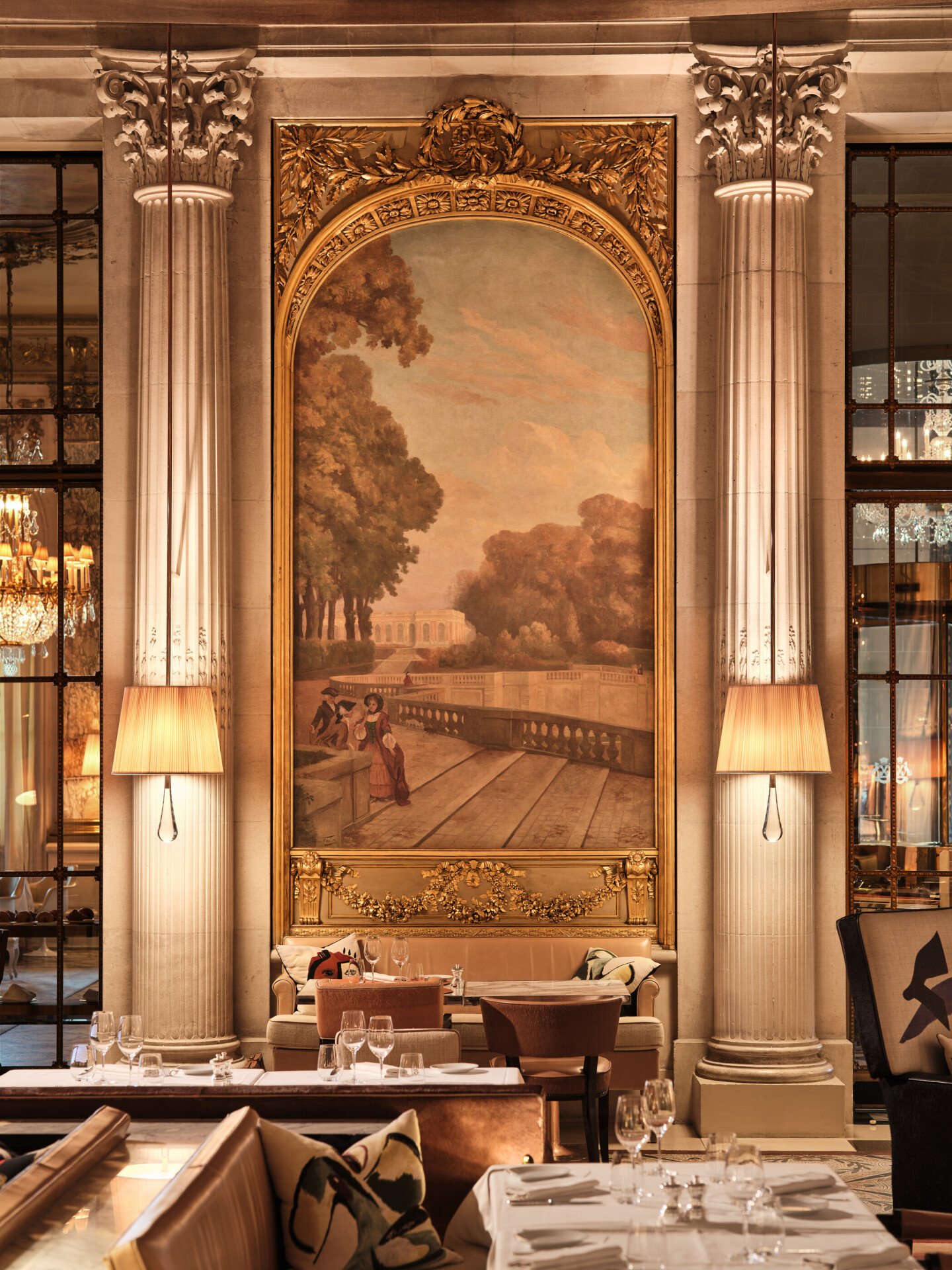 Focus sur une peinture surmontant une table et entre deux lampes au restaurant Le Dali, au Meurice, Paris