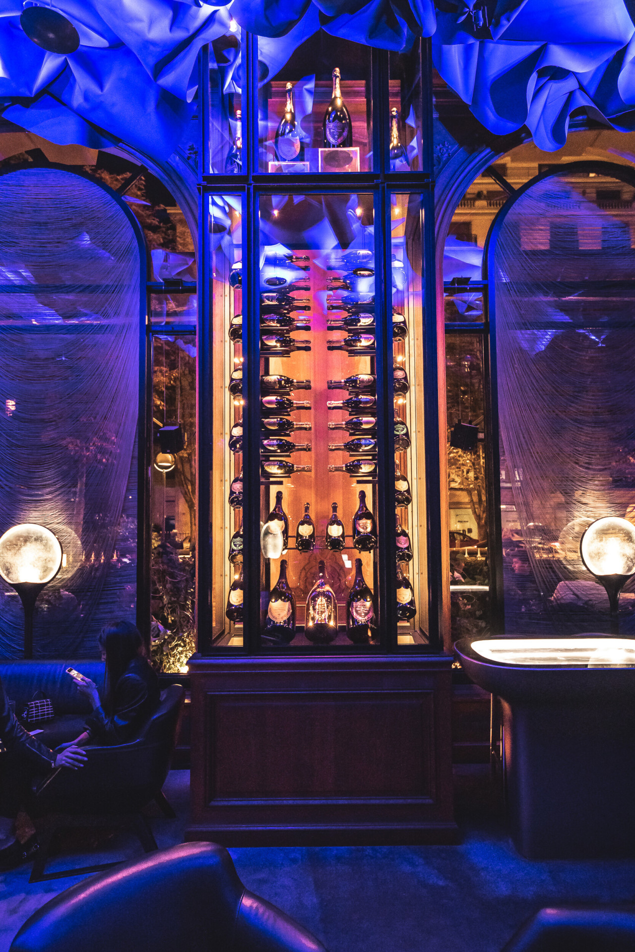 L'unique cave Dom Pérignon du Bar illuminée et le plafond drapé, à l'hôtel Plaza Athénée, Paris