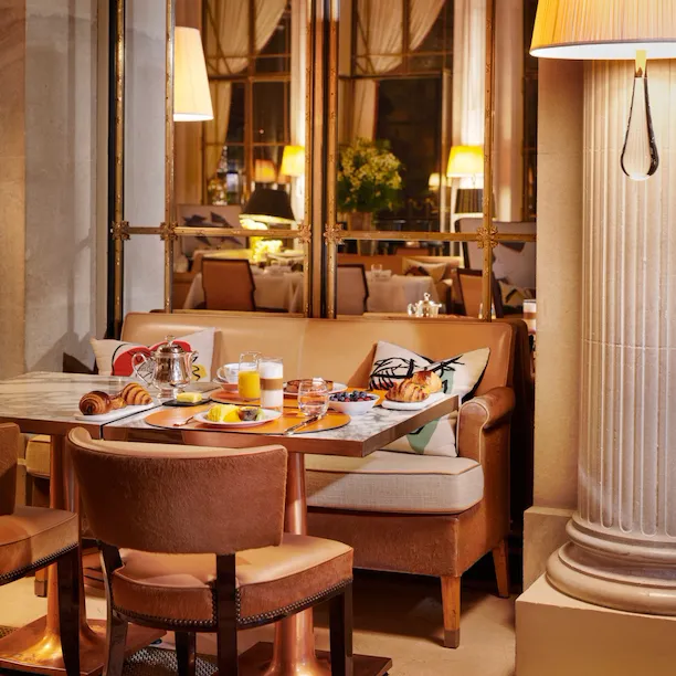 Grande vista da mesa de café da manhã no Restaurante Le Dali em Le Meurice, Paris - Dorchester Collection
