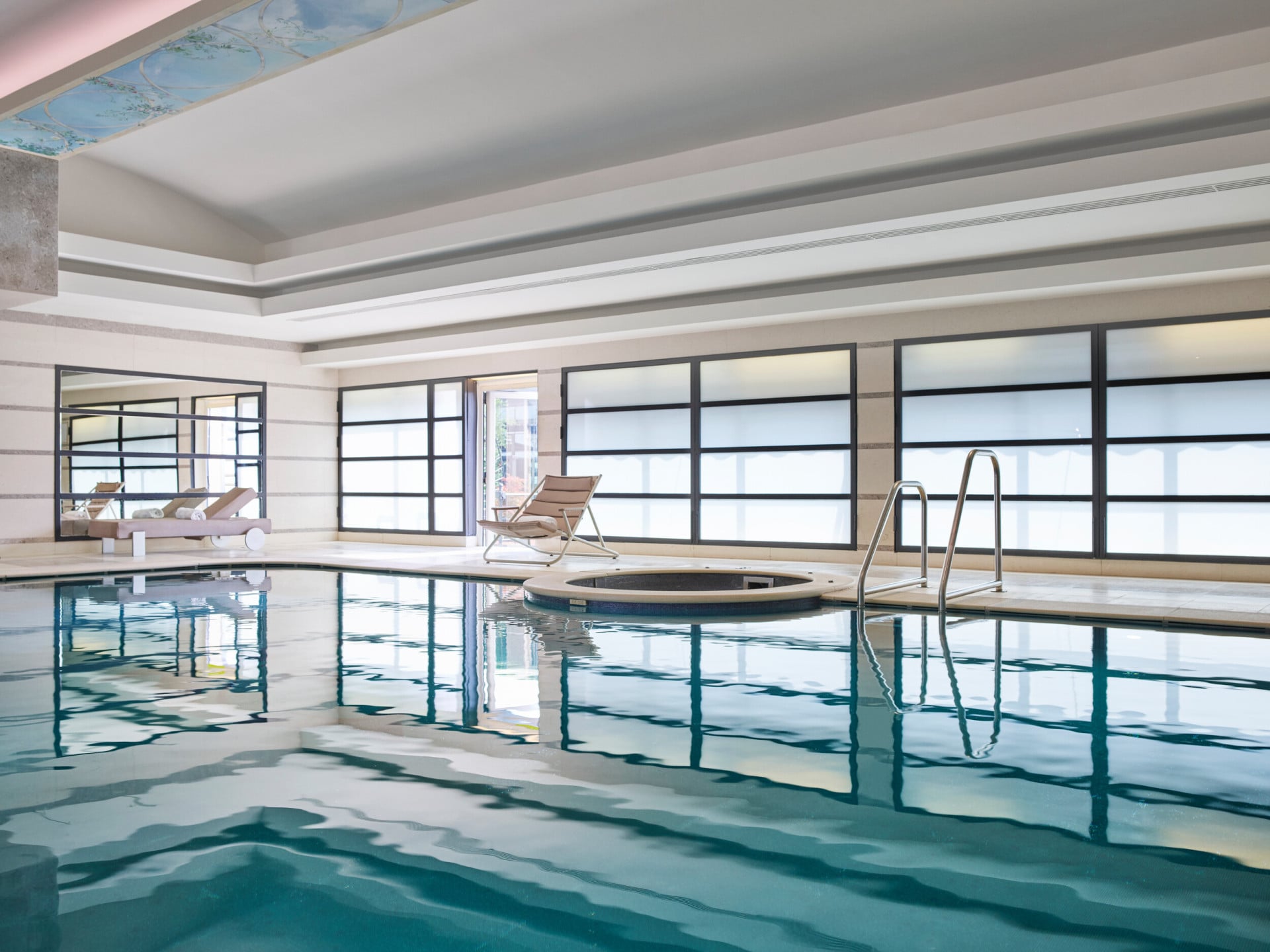 Vista diurna della piscina del Club 10 con la luce naturale che si riflette sull'acqua