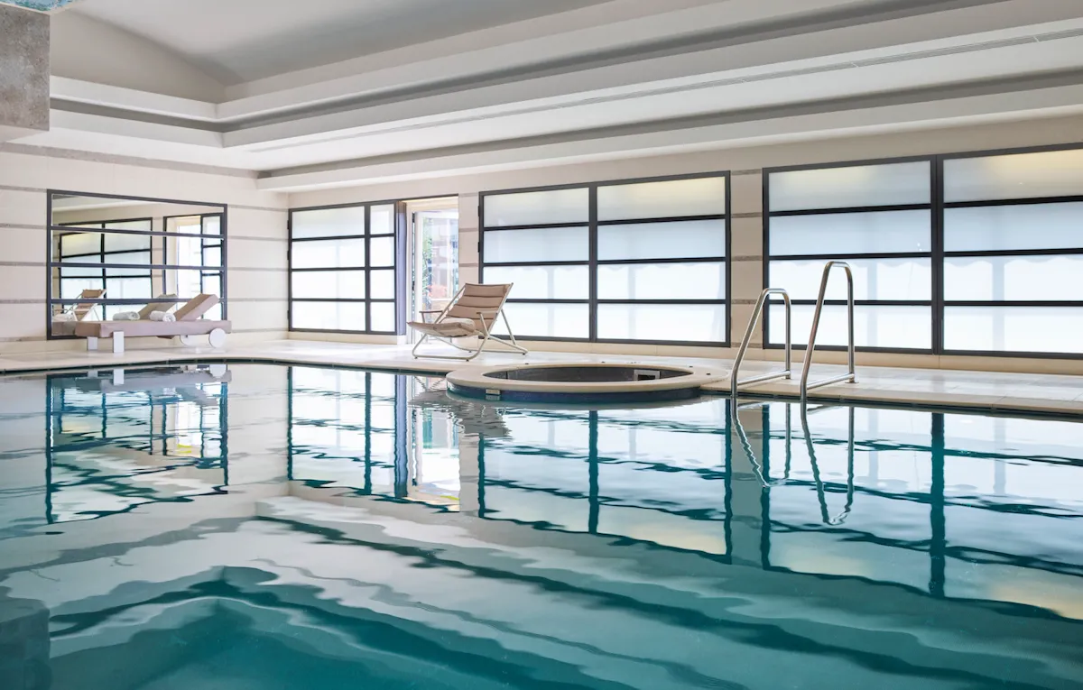 Vista diurna della piscina del Club 10 con la luce naturale che si riflette sull'acqua